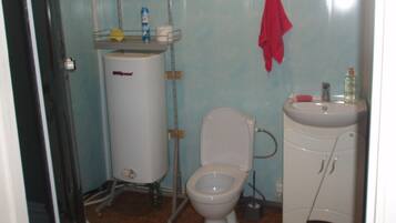 Cottage, Multiple Beds, Non Smoking | Bathroom