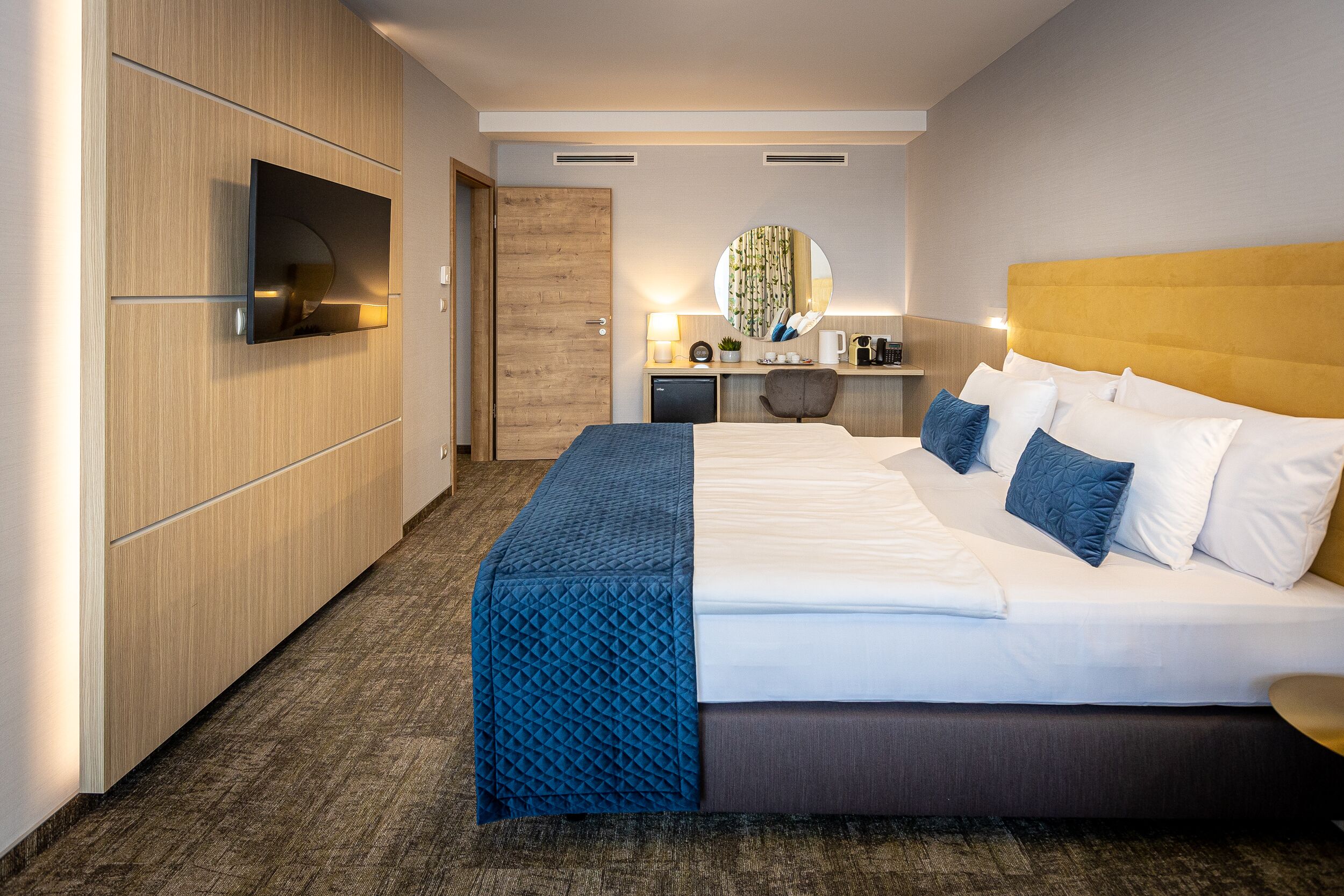 Family Suite | 1 bedroom, in-room safe, desk, laptop workspace