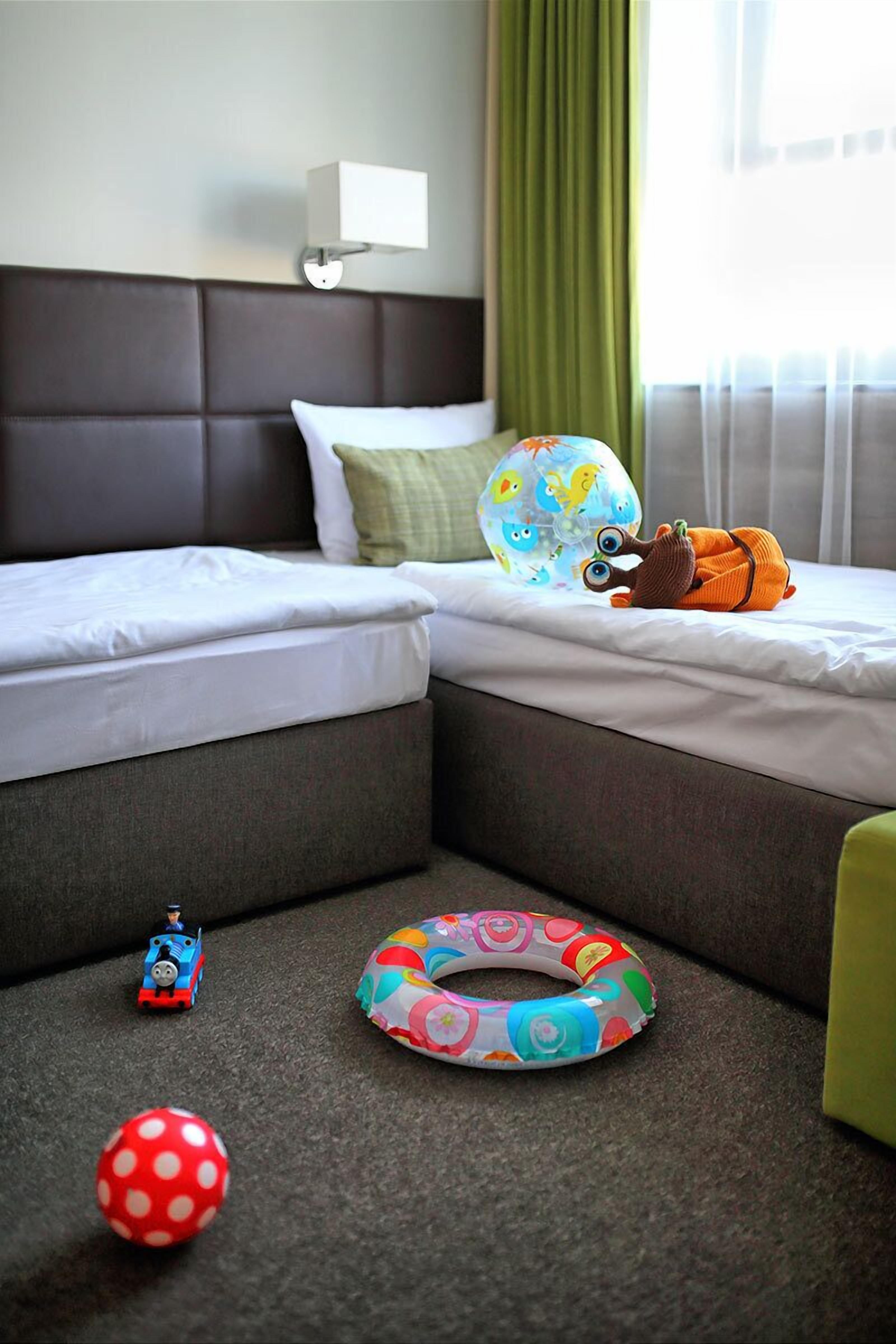Quarto família | 1 quarto, cofres nos quartos, escrivaninha