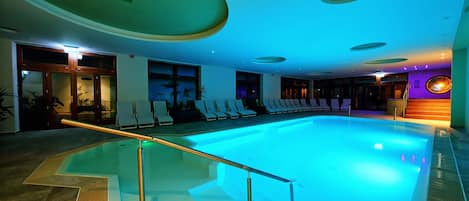 Piscine couverte, accès possible de 09 h 00 à 22 h 00, chaises longues