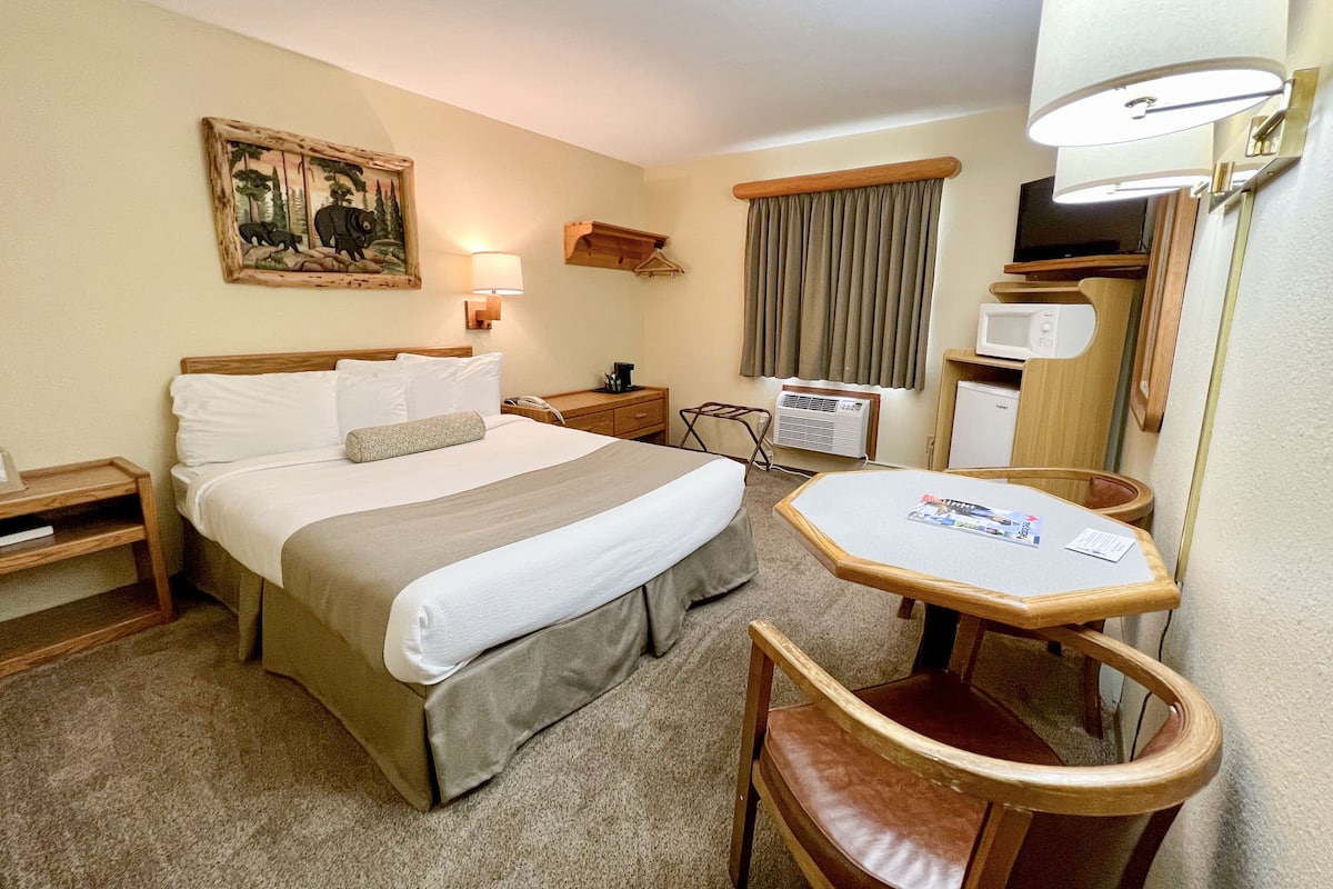 Room, 1 Queen Bed, Non Smoking | 1 bedroom, down comforters, individually decorated