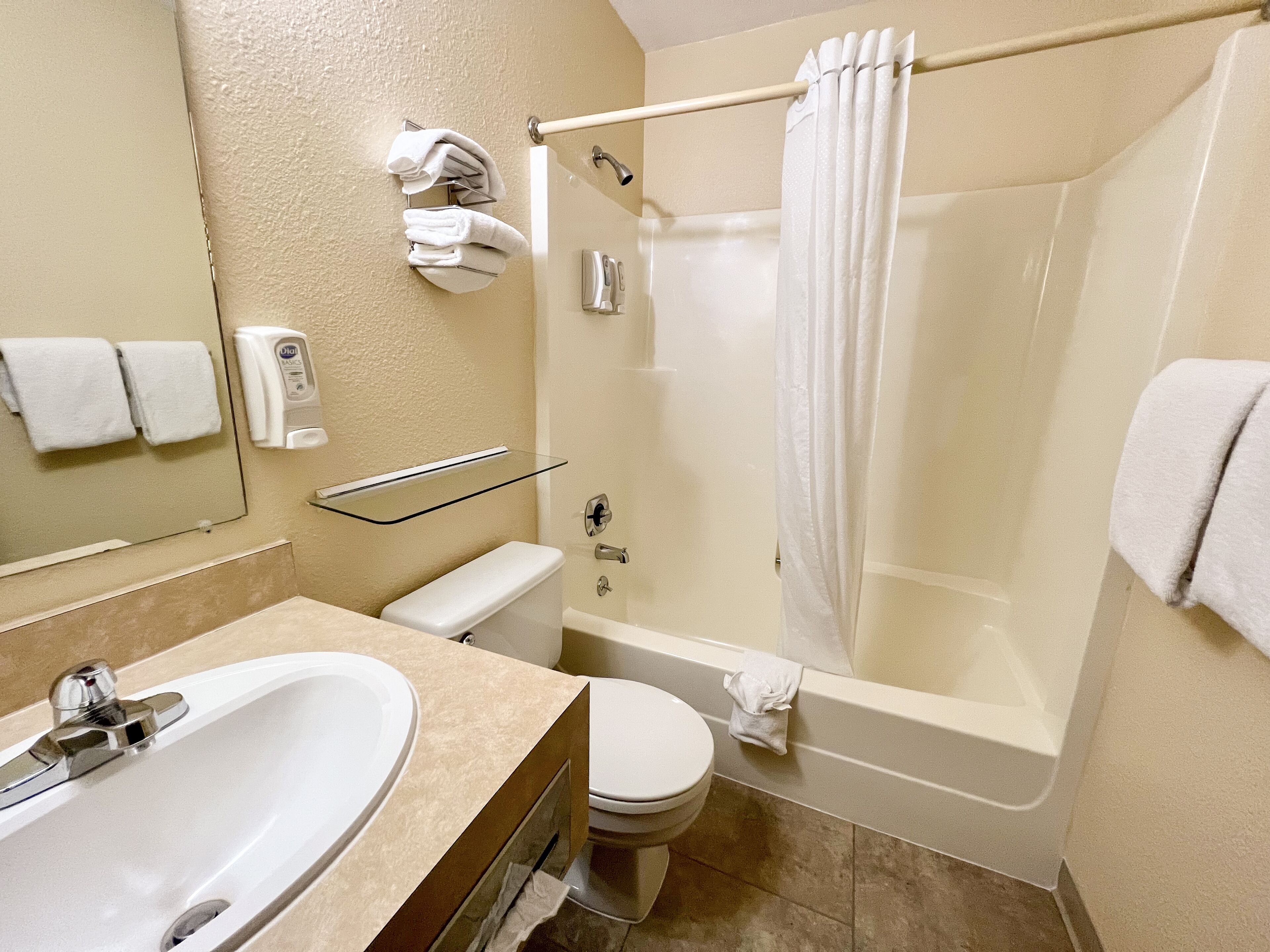 Un baño moderno con bañera, inodoro y lavamanos.