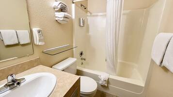 Un baño moderno con bañera, inodoro y lavamanos.