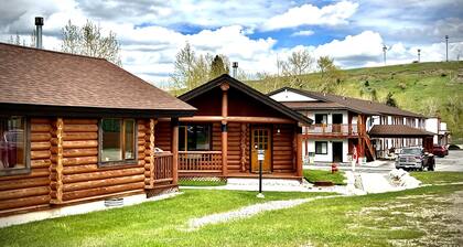 Beartooth Hideaway Inn and Cabins