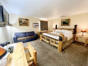 ห้องดีลักซ์, เตียงคิงไซส์ 1 เตียง และโซฟาเบด, ปลอดบุหรี่ | 1 ห้องนอน, ผ้านวมขนเป็ด, ห้องพักตกแต่งอย่างมีเอกลักษณ์