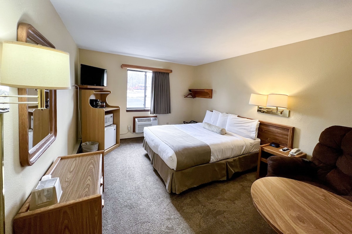 Room, 1 Queen Bed, Accessible, Non Smoking | 1 bedroom, down comforters, individually decorated