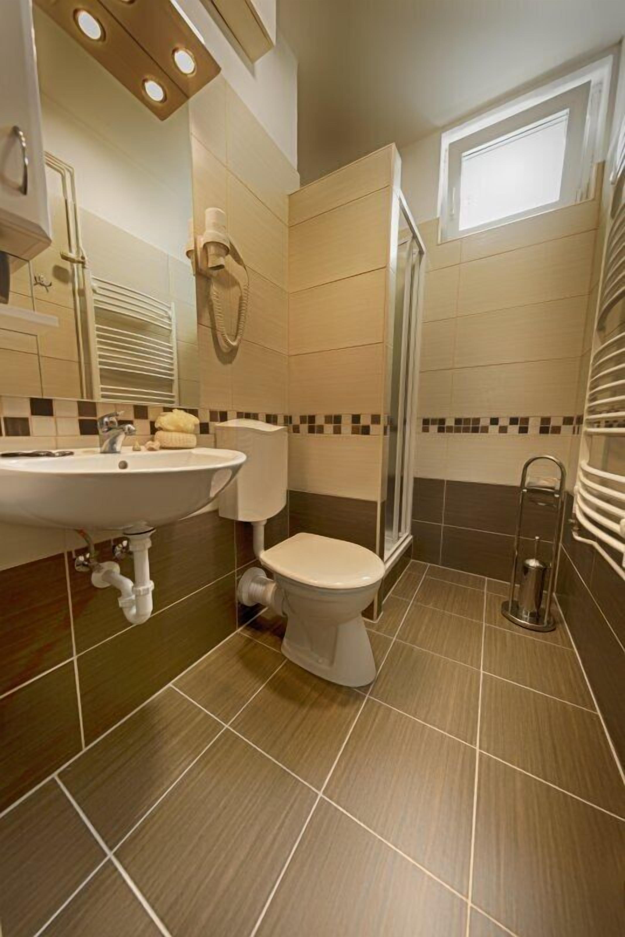 Superior Apartment, 2 Bedrooms, Non Smoking, Balcony | Bathroom | Shower, towels