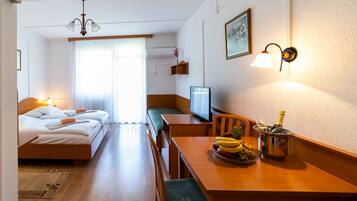 Quarto triplo superior, para não fumantes | Frigobar, cofres nos quartos, Wi-Fi de cortesia, roupa de cama