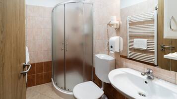 Habitación doble superior, para no fumadores | Baño | Regadera y toallas