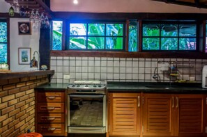 Casa conforto, várias camas, para não fumantes | Cozinha privada | Geladeira, micro-ondas, cooktop, cafeteira/chaleira