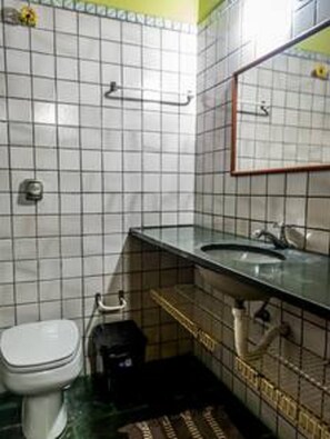 Comfort House, Multiple Beds, Non Smoking | Bathroom | Shower, rainfall showerhead, towels