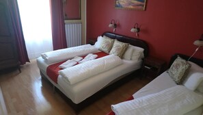 Habitación triple, balcón | Cortinas blackout, wifi gratis y ropa de cama