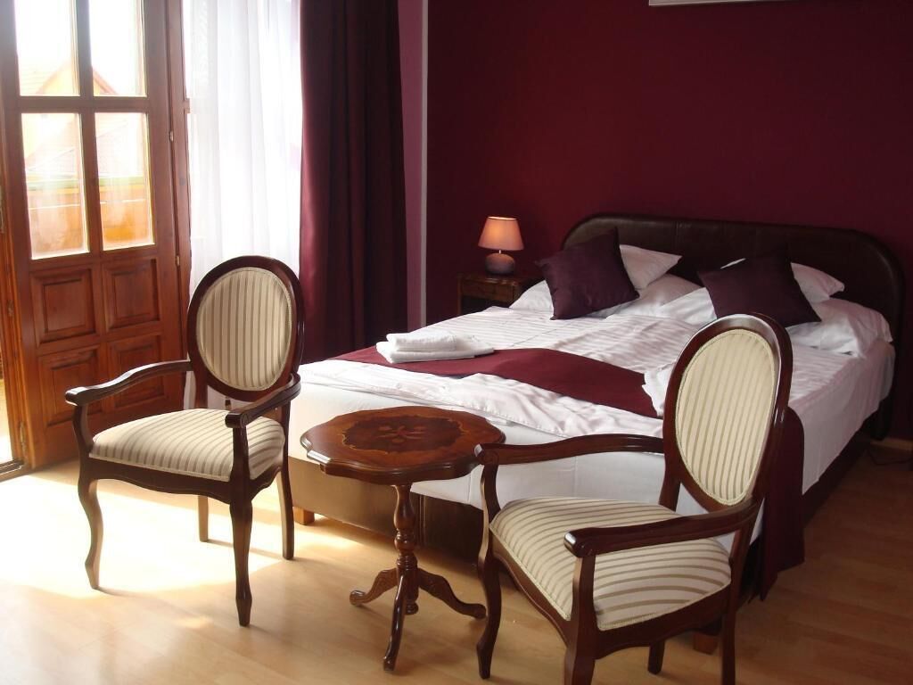 Blackout curtains, free WiFi, bed sheets
