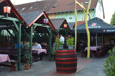 Hotel Napsugár és Gulyás Kunyhó Étterem