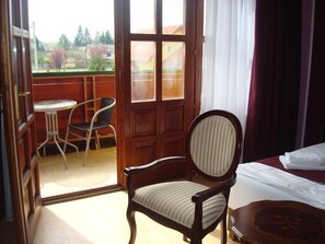 Blackout curtains, free WiFi, bed sheets