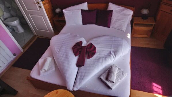 Chambre double, balcon | Rideaux d’obscurcissement, accès au Wi-Fi (inclus), literie fournie