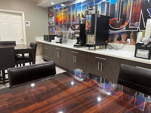 Super 8 by Wyndham Houston Northwest Cypress