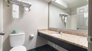 Combined shower/bathtub, deep-soaking bathtub, free toiletries
