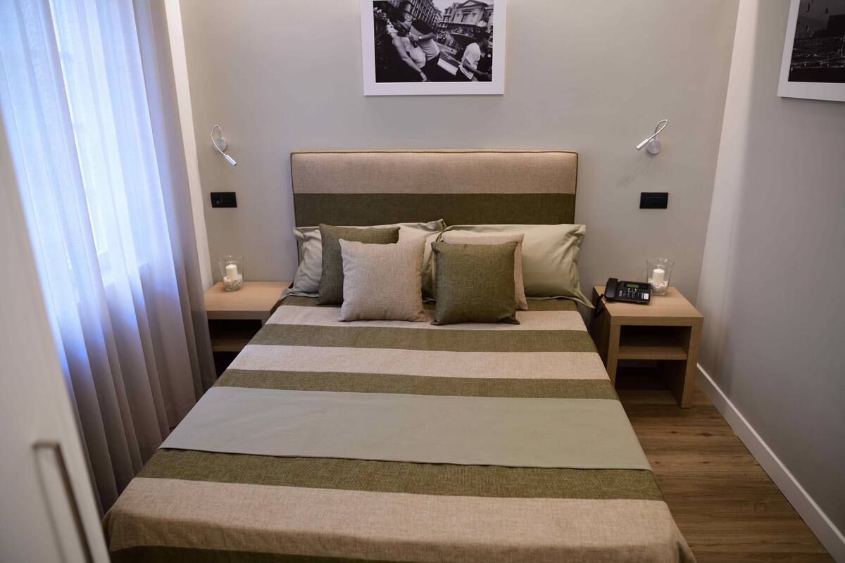 Quarto casal econômico | Lençóis italianos Frette, roupas de cama premium, frigobar