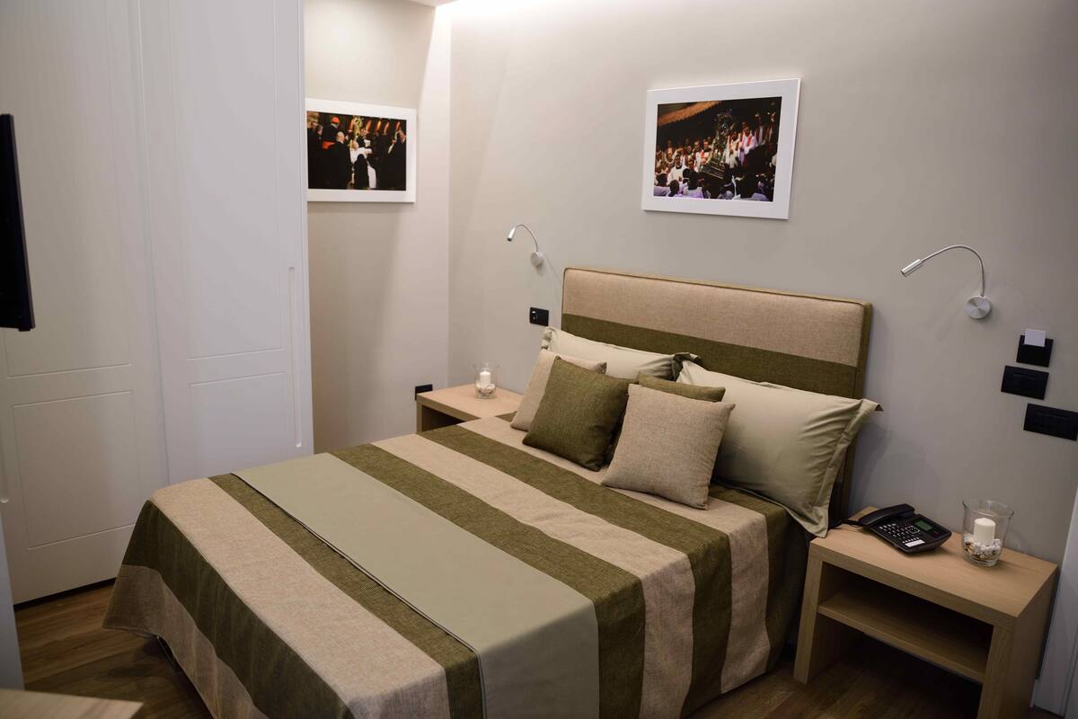 Quarto casal standard | Lençóis italianos Frette, roupas de cama premium, frigobar