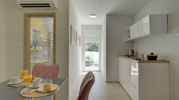 Studio, terras (7) | Geluiddichte muren, een strijkplank/strijkijzer, gratis babybedden