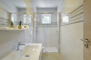 Monolocale, terrazzo (7) | Bagno | Doccia, set di cortesia gratuito, asciugacapelli, asciugamani