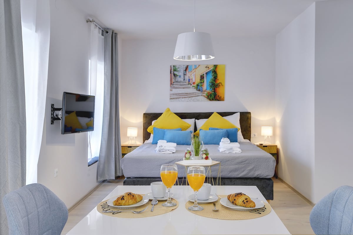 City Studio Suite, 1 King Bed, Non Smoking | In-room dining