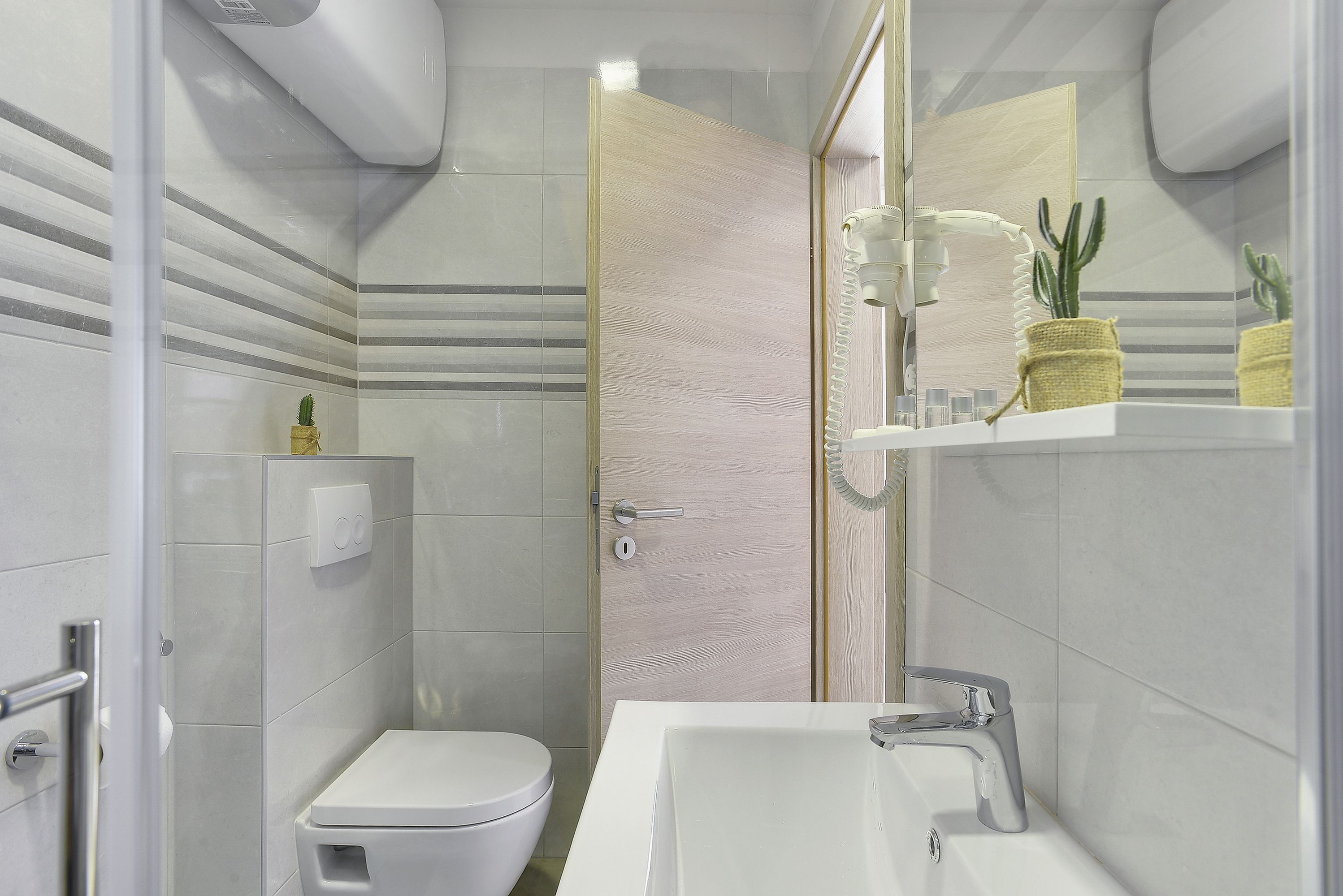 Un baño moderno con inodoro, ducha y lavamanos.