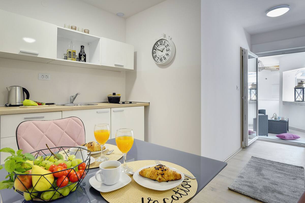 Studio, Balcony (4) | In-room dining