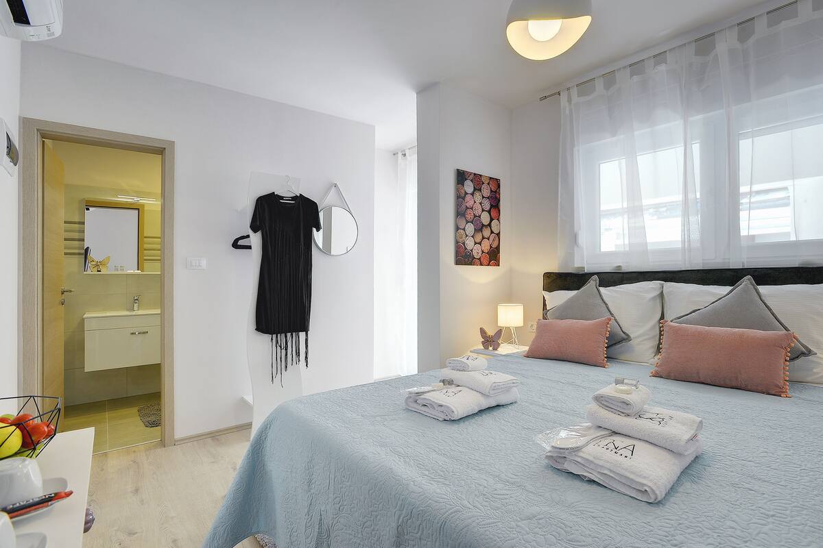 Double Room, Balcony (3) | Soundproofing, iron/ironing board (on request), cribs (free)