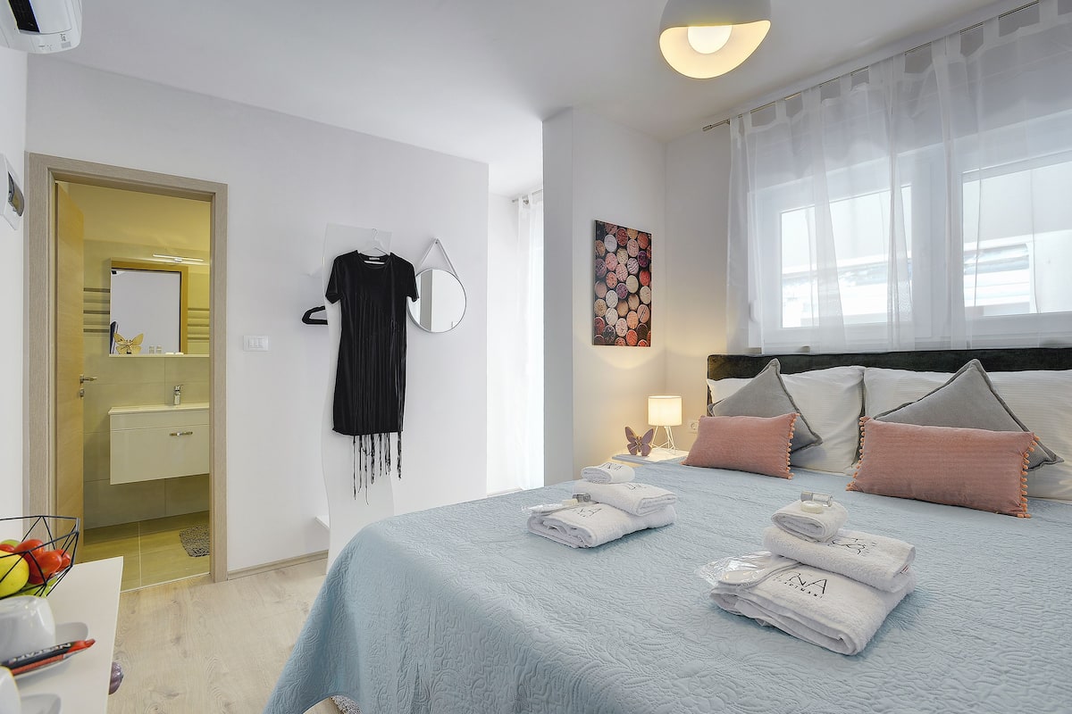 Double Room, Balcony (3) | Soundproofing, iron/ironing board, free cribs/infant beds, free WiFi