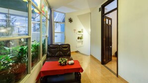 32-inch flat-screen TV with cable channels, TV - Tram Huong Hotel (Da Lat)