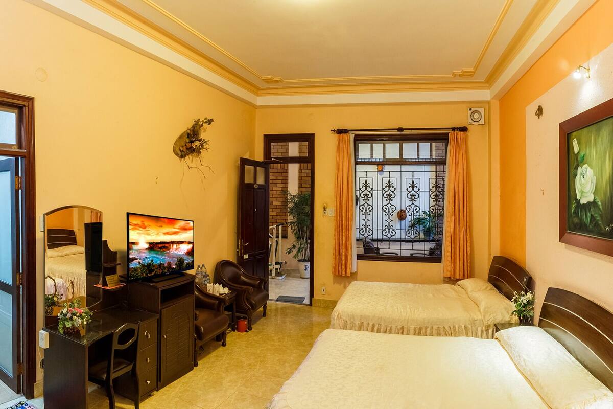In-room safe, desk, free WiFi