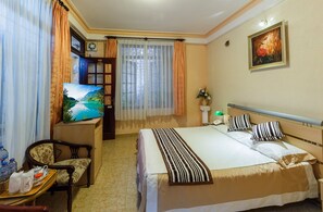 客房 (For 2 Guests) | 客房内保险箱、办公桌、免费 WiFi