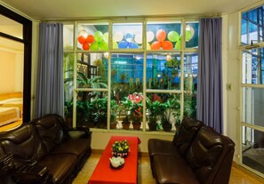 Familienzimmer, 2 Schlafzimmer (For 6 Guests) | Badezimmerausstattung | Dusche, kostenlose Toilettenartikel, Haartrockner, Hausschuhe