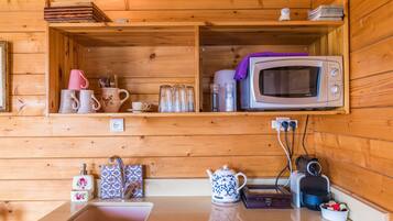 Cabane Classique, 1 grand lit, non-fumeurs | Cuisine privée | Réfrigérateur, micro-ondes, machine à expresso, cafetiÚre/bouilloire