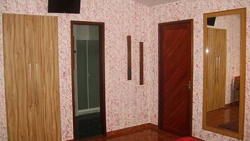 Minibar, Zimmersafe, Schreibtisch, Zustellbetten