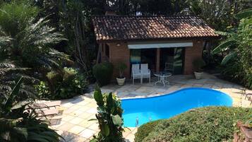 Piscina externa, espreguiçadeiras