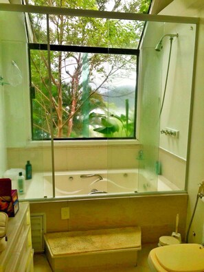 Casa Deluxe, varias camas, para no fumadores, vista a la playa | Baño | Tina y regadera independientes, tina de hidromasaje, toallas 