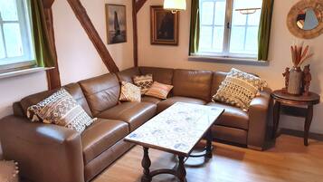 Traditional Cottage, Multiple Beds | Living area