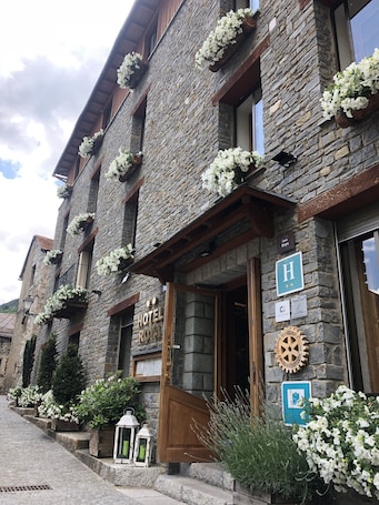 Entrée de l’hébergement. Hotel Roya