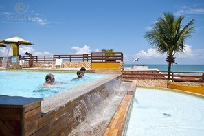 Indoor pool, pool umbrellas - Flats em Condomínio Beira Mar na Praia de Pipa (Tibau do Sul)