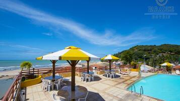 Alberca techada y sombrillas en la alberca