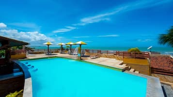 Alberca techada y sombrillas en la alberca