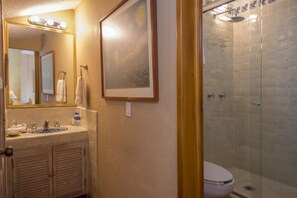 Rainfall showerhead, free toiletries, hair dryer, towels - Casa Calderoni B & B (San Miguel de Allende)