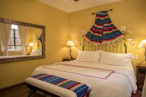 Suite básica, 1 cama King size, para no fumadores | 1 habitación, caja de seguridad en la habitación y escritorio