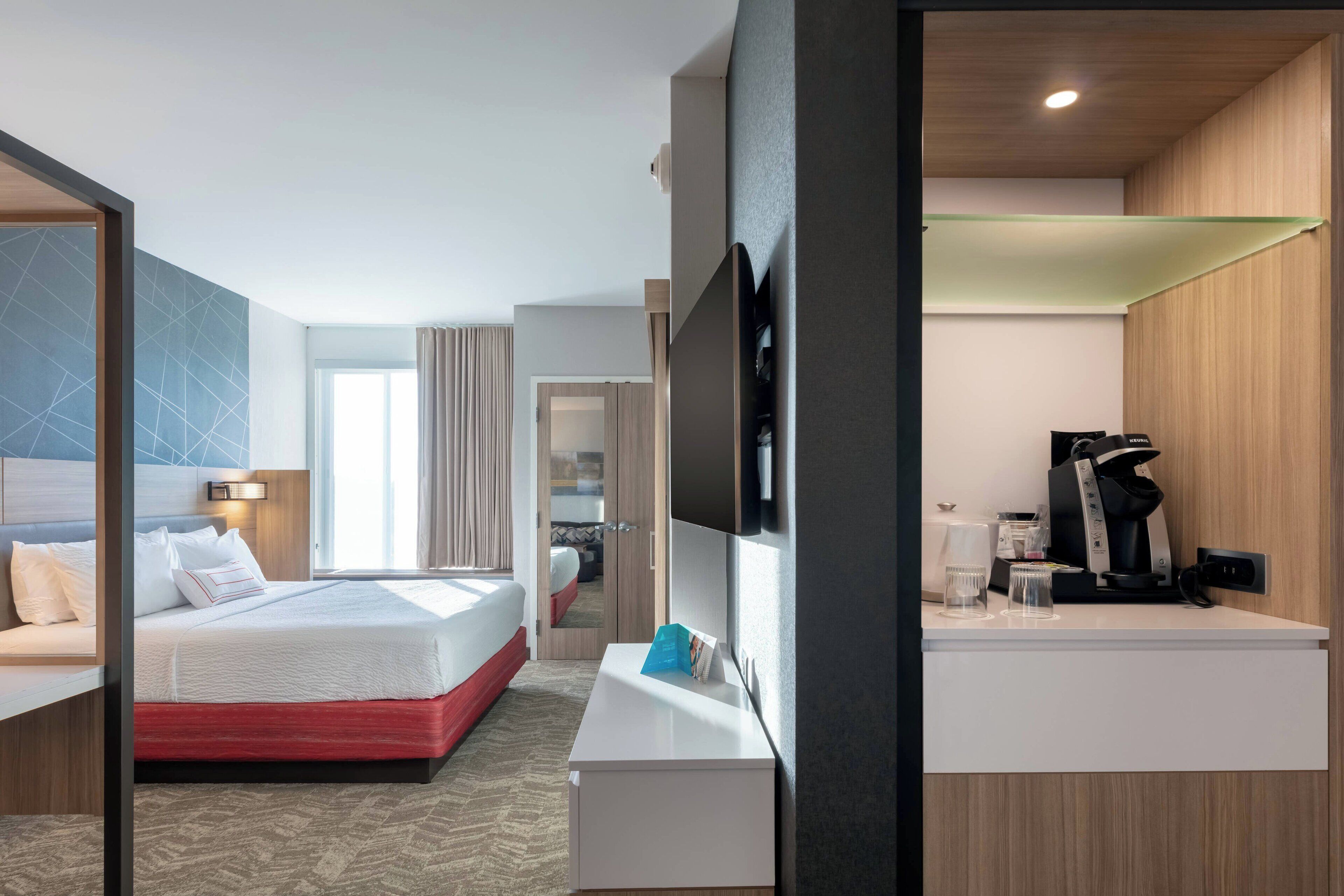 suite, 1 king bed | desk, iron/ironing board, free wifi, bed sheets