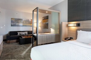 Escritorio, tabla de planchar con plancha, wifi gratis y ropa de cama