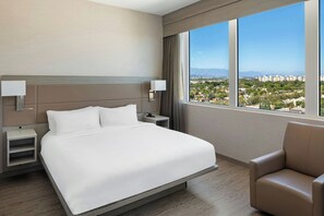 Zimmer, 1 King-Bett, Stadtblick | Hochwertige Bettwaren, Zimmersafe, Schreibtisch