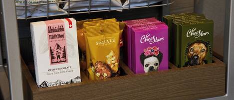 Een presentatie van chocoladerepen in een winkel.